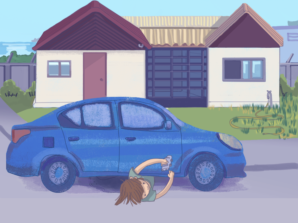 Papelucho juega debajo del auto de sus padres con un auto de juguete
