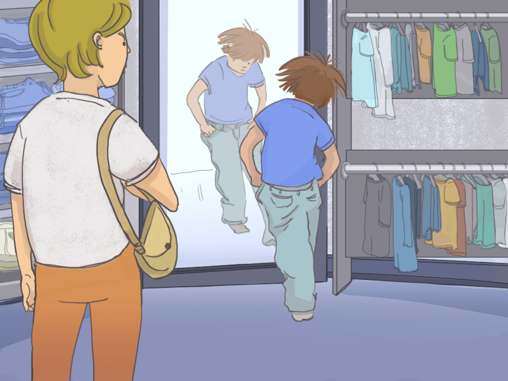La mamá mira Papelucho mientras se prueba un pantalón en la tienda, frente a un espejo.